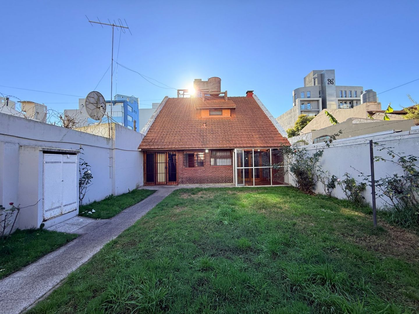 1759235a3e2c14726cacbb504d600fe1 Chalet en alquiler 4 ambientes con garaje y parque - Güemes - foto 17