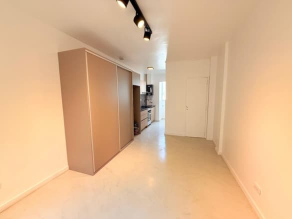 Monoambiente en venta reciclado y luminoso - Plaza Colón