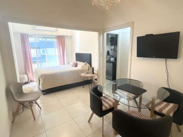 Monoambiente en venta con balcón francés - Plaza Colón