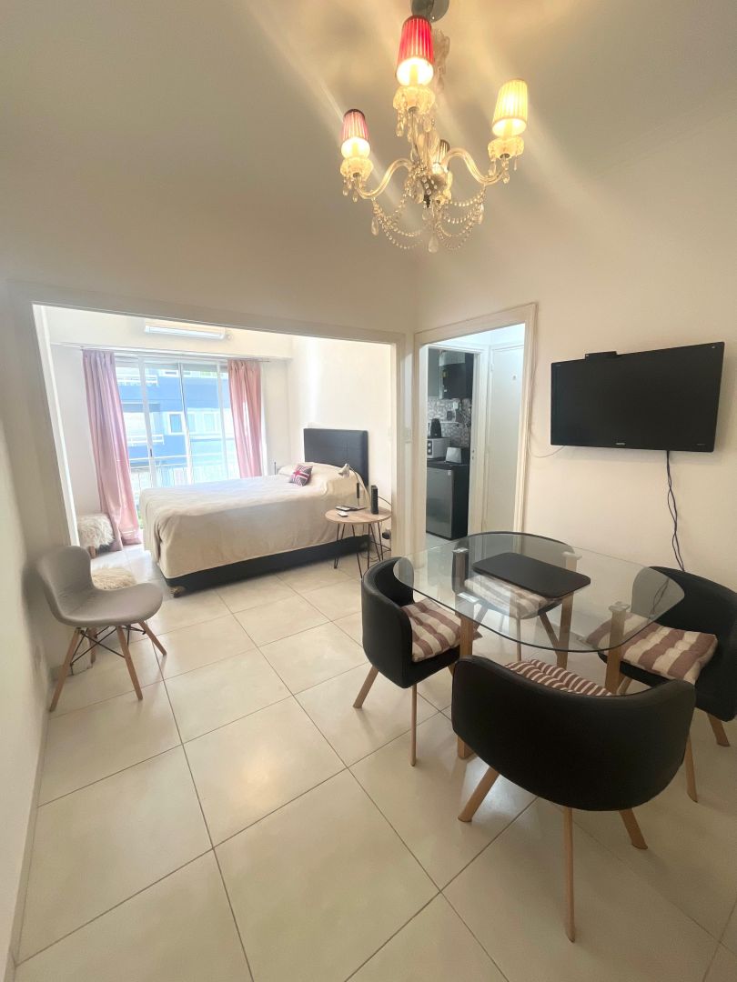 Monoambiente en venta con balcón francés - Plaza Colón