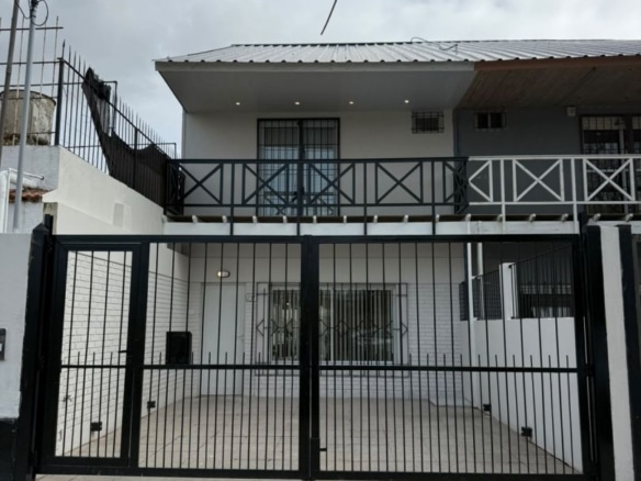 Dúplex en venta 4 ambientes con cochera, patio y balcón - Parque Luro