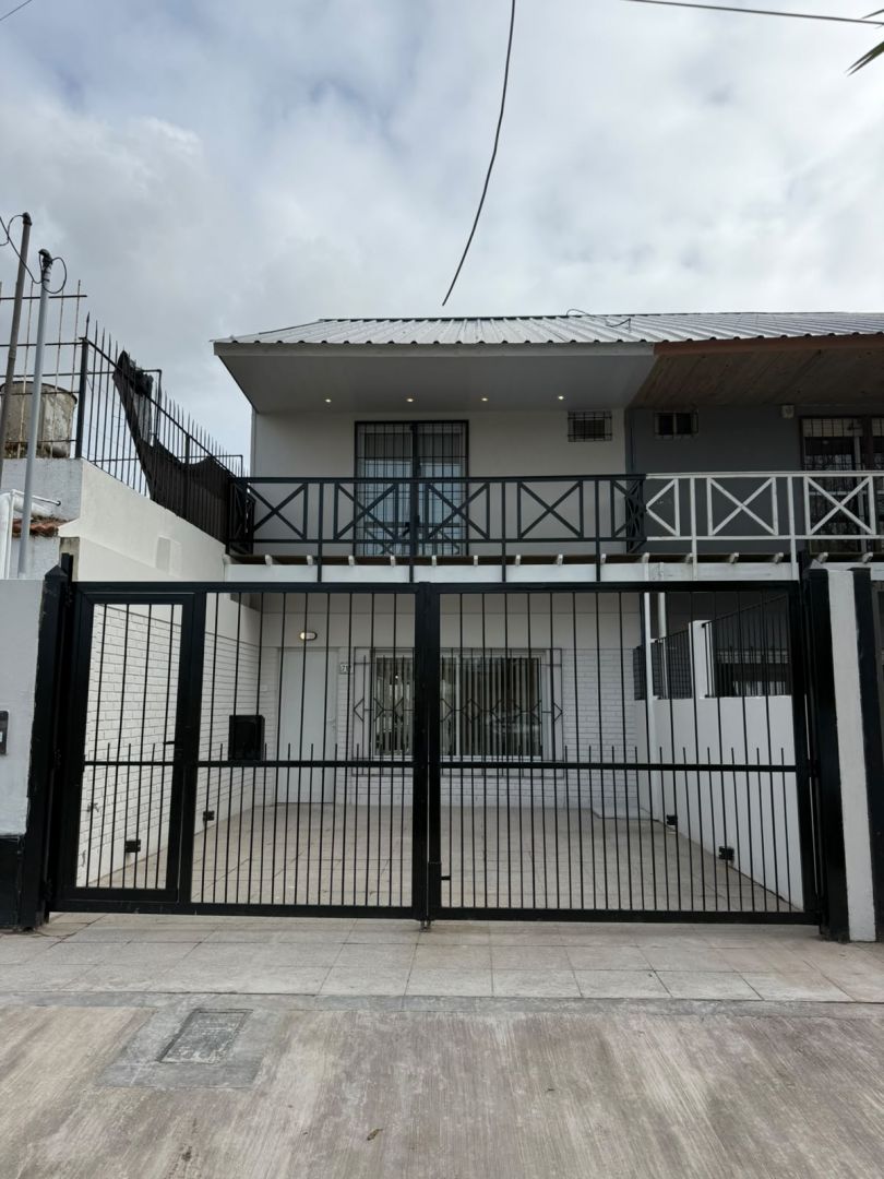35199d97bfdd5b4fd690b42cafdc1d6a Dúplex en venta 4 ambientes con cochera, patio y balcón - Parque Luro