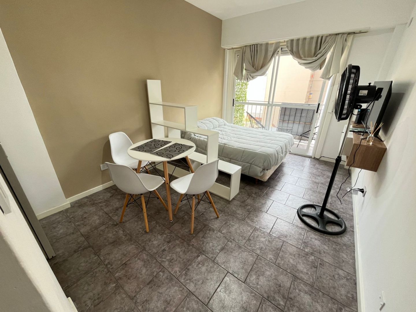 40299d8148044f82a2e413b7d94d0c5a Monoambiente en venta apto crédito con balcón - Plaza Colón - foto 2