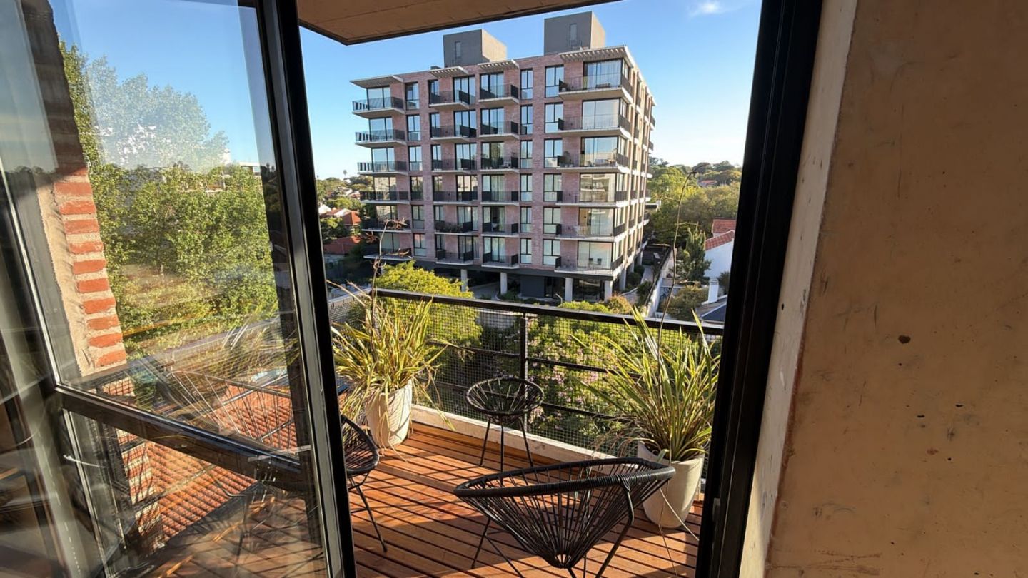 Departamento en venta en semipiso de 3 ambientes con cochera, balcón y terraza - Chauvín - foto 2