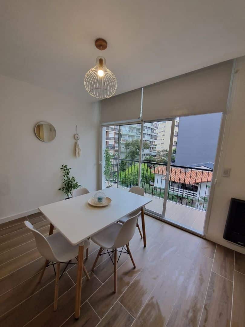 Monoambiente en venta con balcón a tres cuadras del mar - Plaza Colón