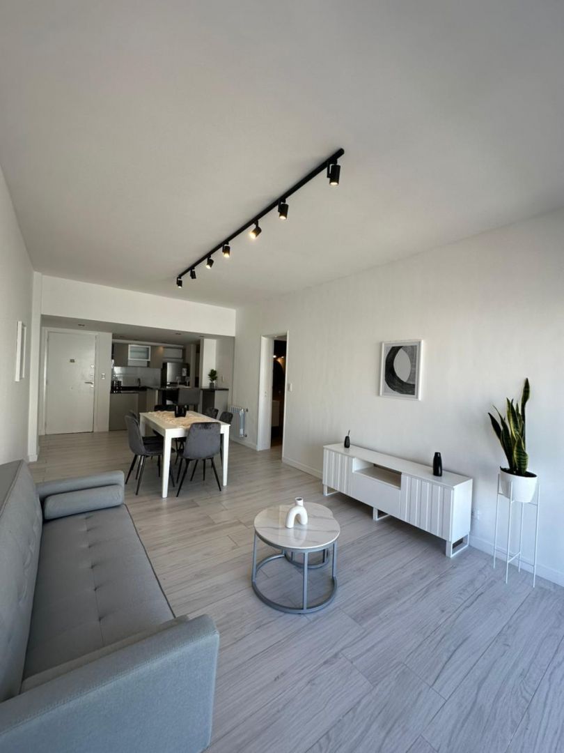 9e15292b27c48ee3b06795be551a2106 Departamento en venta 4 ambientes con dependencia y balcón terraza - Centro - foto 2