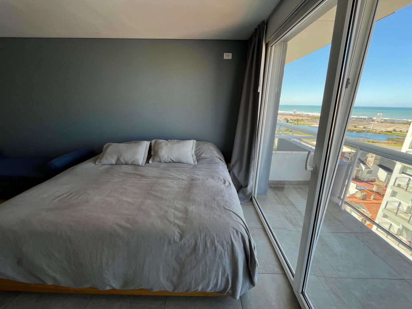 Monoambiente en venta con vista al mar y cochera - Punta Mogotes - foto 3