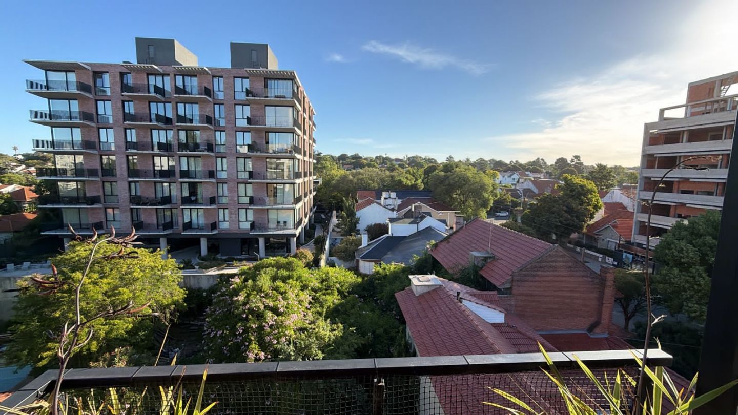 Departamento en venta en semipiso de 3 ambientes con cochera, balcón y terraza - Chauvín - foto 3