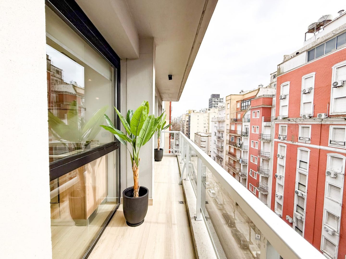 d8a7f9a8acffa27e6e3fb4def54c93c4 Departamento en venta 2 ambientes con balcón corrido a estrenar - Plaza Colón - foto 4