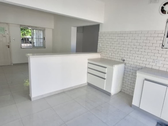 Casa en venta 3 ambientes con quincho y garaje - Parque Luro