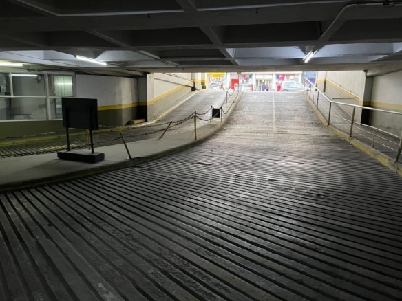 Cochera en venta para camioneta en Bristol Center - Centro