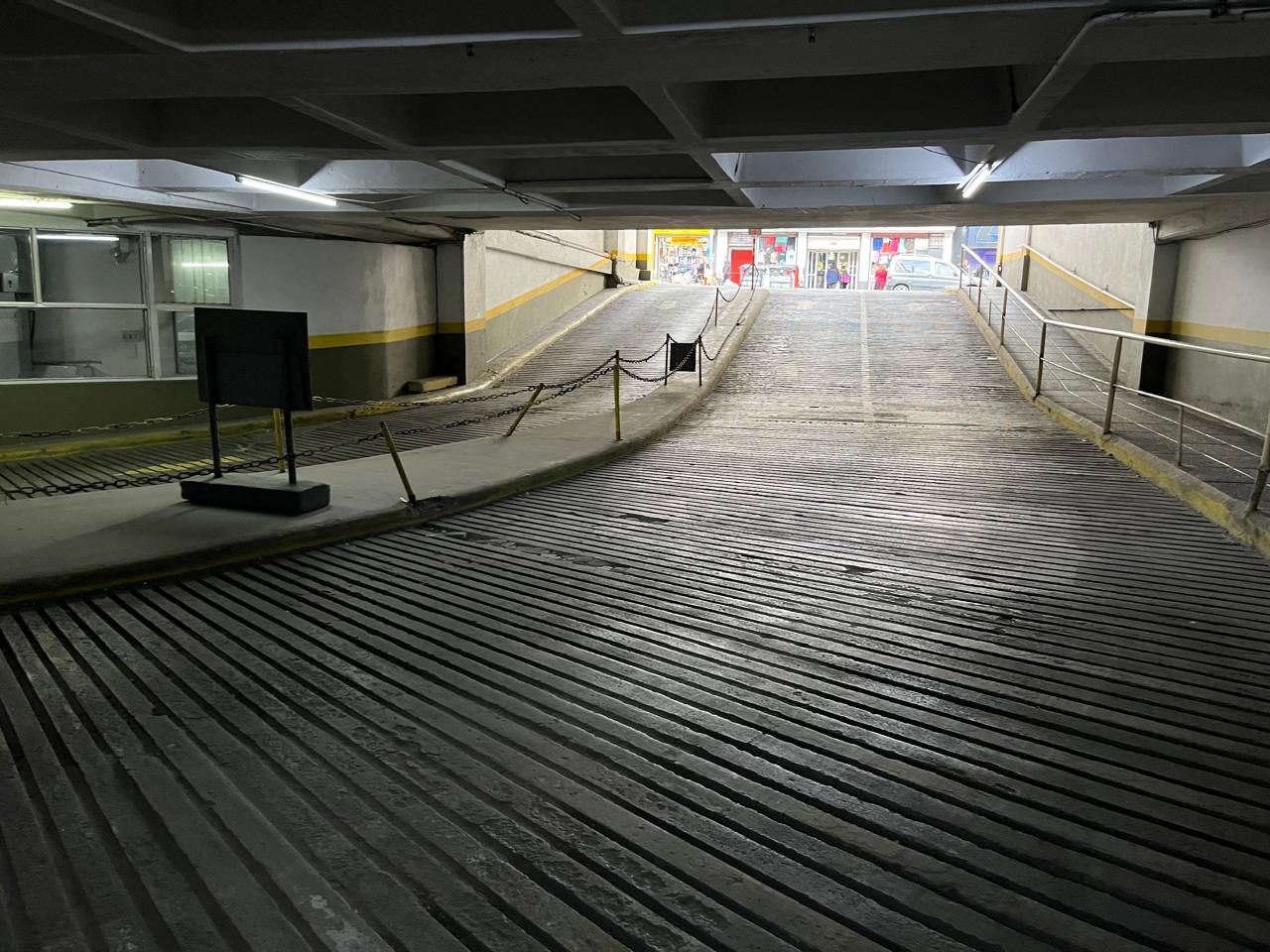 Cochera en venta para camioneta en Bristol Center - Centro