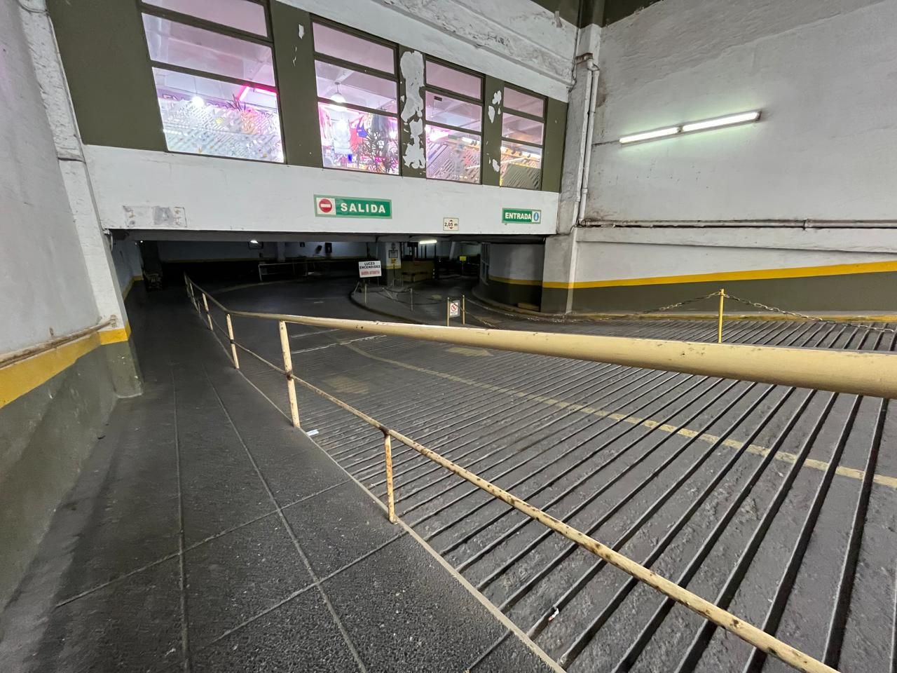 Cochera en venta para camioneta en Bristol Center - Centro - foto 2