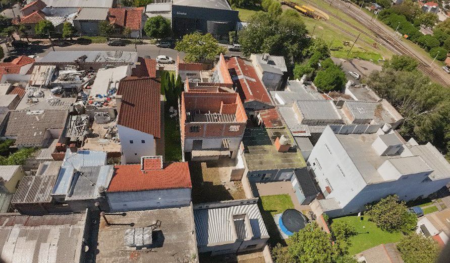 Terreno en venta con obra al 50% y planos para 7 unidades - Don Bosco