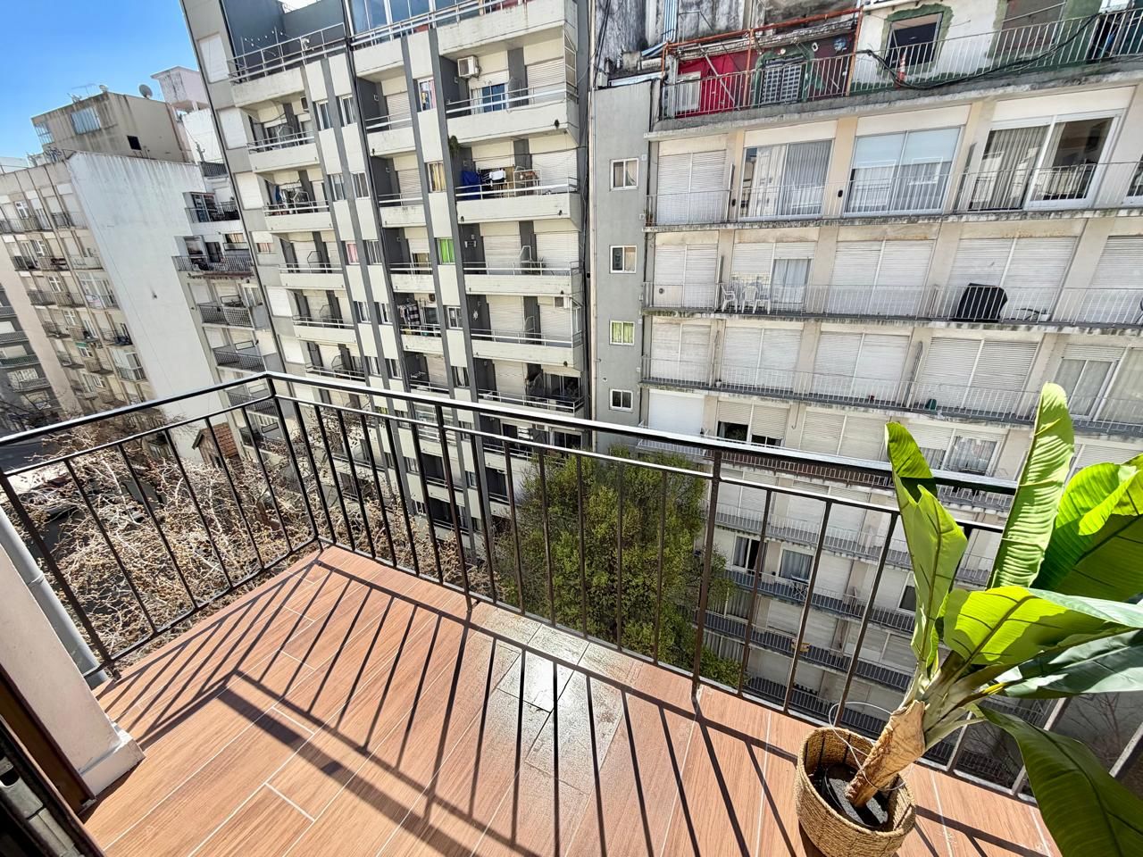 079ea910b810a757ef543065a9038f08 Departamento en venta 2 ambientes con balcón saliente a la calle - Plaza Colón - foto 4