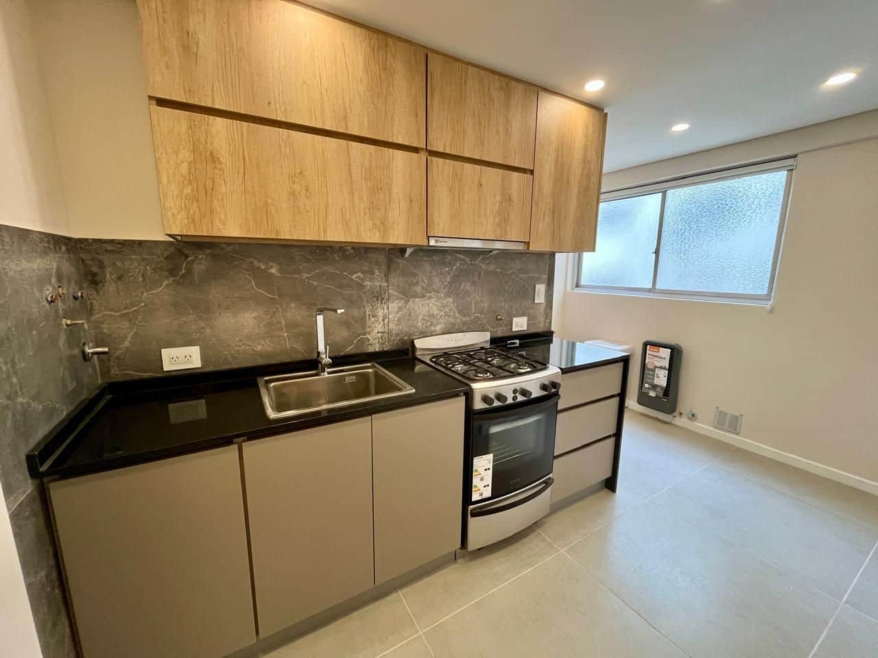 Departamento en venta 3 ambientes con dependencia y balcón - Centro - foto 2