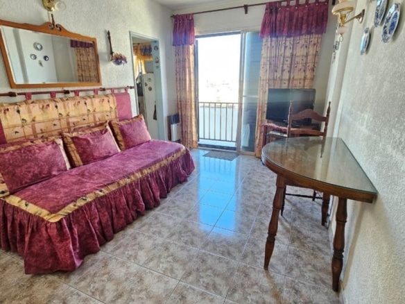Departamento en venta 2 ambientes en estado original con balcón - Plaza Colón