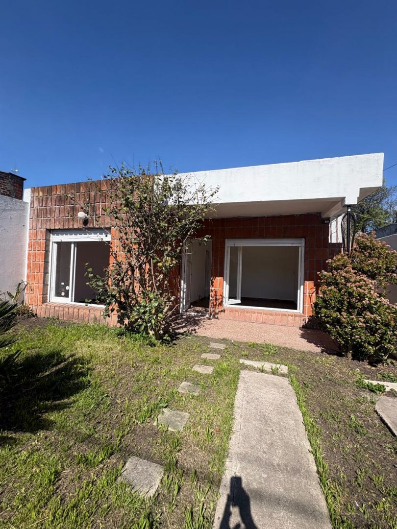 6d8fc1a95fb00e04edfac434ca6a8ae5 Casa en alquiler 3 ambientes con patio - Santa Rita