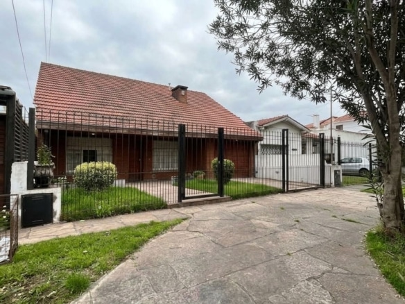 Casa en venta 5 ambientes con garage y parque - Colinas de Peralta Ramos