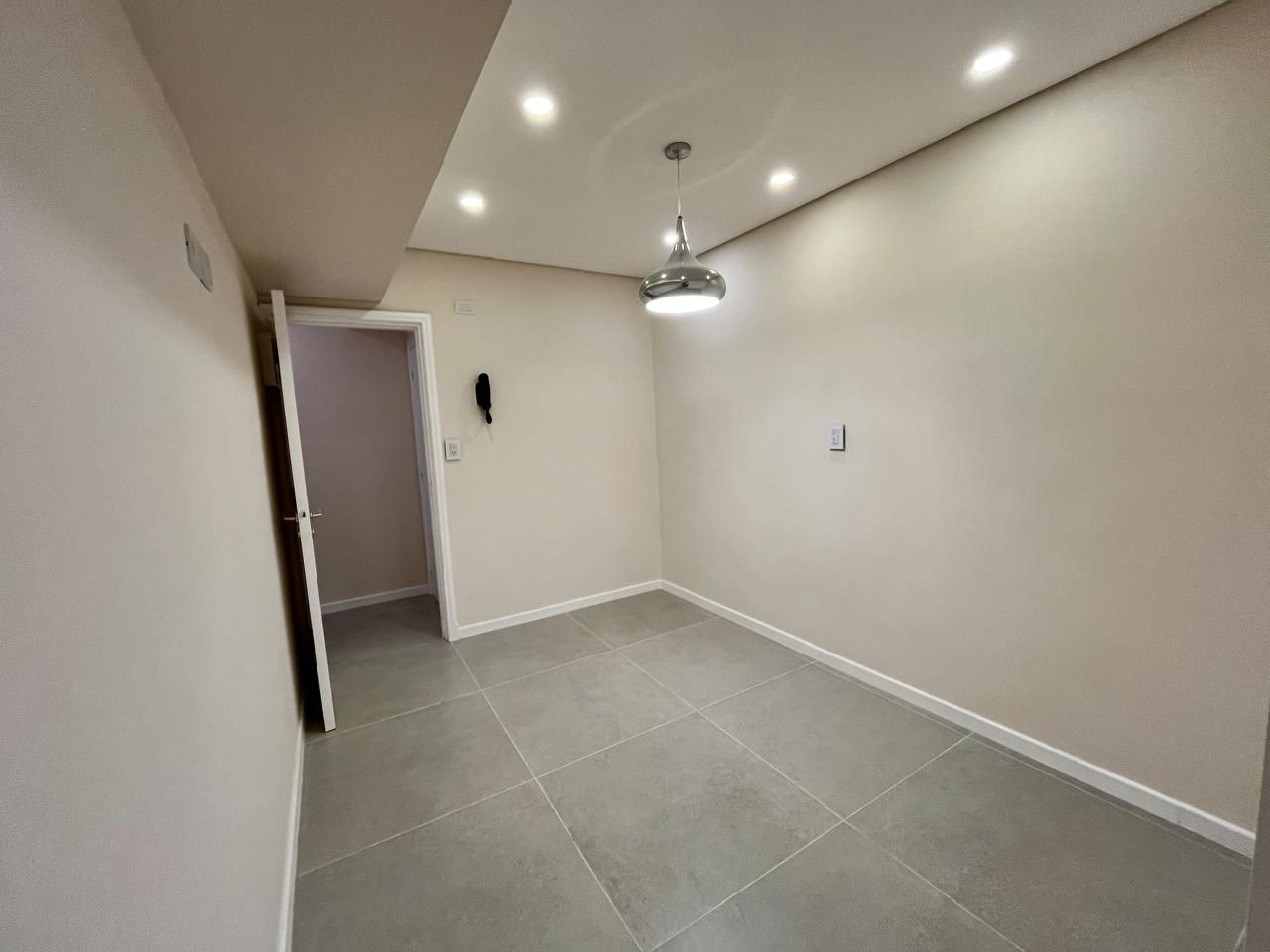 Departamento en venta 3 ambientes con dependencia y balcón - Centro - foto 10