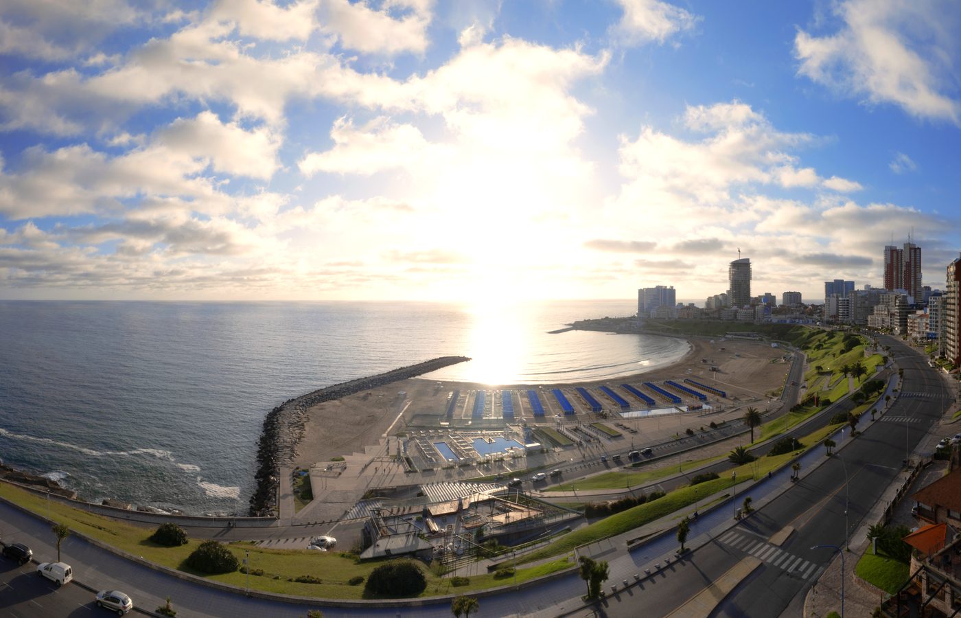 Vista aérea de la costa de Mar del Plata al atardecer