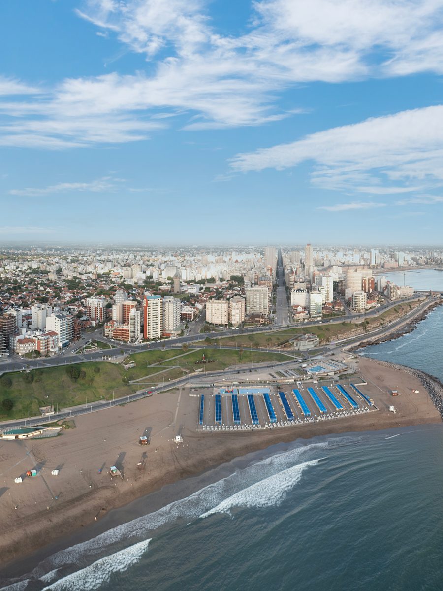 Vista aérea de la playa y la costa de Mar del Plata