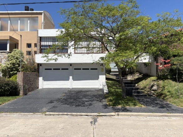Venta de Chalet de 4 ambientes con cochera doble, patio y parrilla - Los Troncos