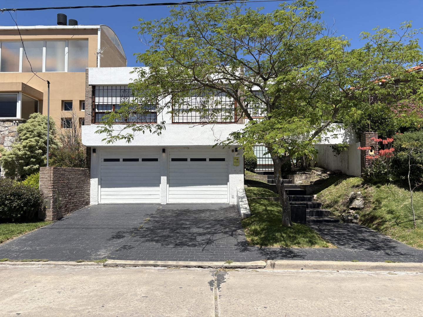 e691f8ff85ccb06fbe806e845cdfde0b Venta de Chalet de 4 ambientes con cochera doble, patio y parrilla - Los Troncos