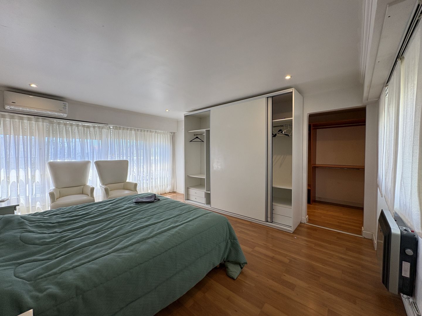 ef2d5ba11d7cd2e621d54476080b01e5 Venta de Chalet de 4 ambientes con cochera doble, patio y parrilla - Los Troncos - foto 12