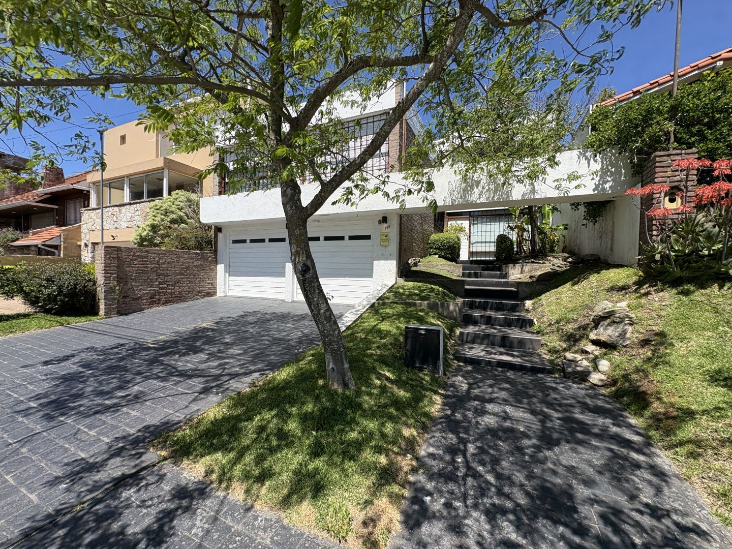 f92bc0952033ae757db3c08e0428eb13 Venta de Chalet de 4 ambientes con cochera doble, patio y parrilla - Los Troncos - foto 2