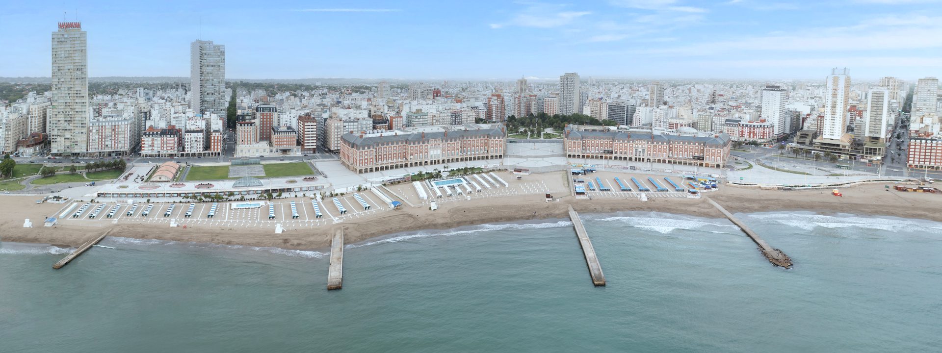 Vista aérea de la Bristol y el centro de Mar del Plata