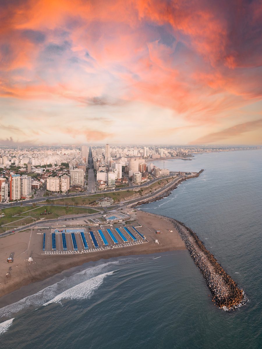 Vista aérea de la costa de Mar del Plata al atardecer