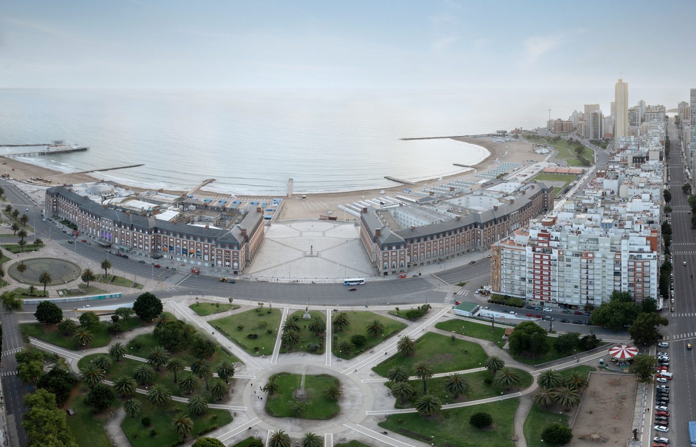 Vista aérea de Plaza Colón y el centro de Mar del Plata