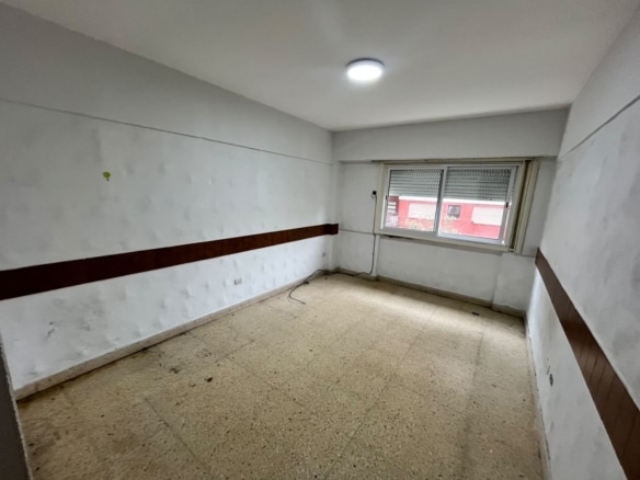 Departamento en alquiler permanente 2 ambientes con dependencia - Plaza Colón